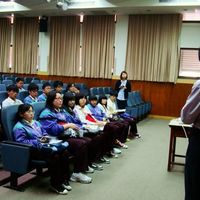 曾文農工師生共19人於9:30~11:00至系上參訪,由何宗漢主任進行系務簡報,高立衡老師帶領學生參觀化工館。